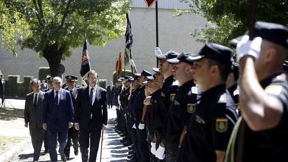 El presidente del Gobierno, Mariano Rajoy , el ministro del Interior, Jorge Fernández Díaz (2i) y el director general de la Policía, Ignacio Cosidó (i)