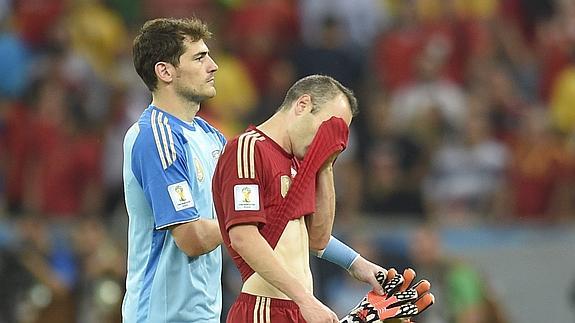 Iker Casillas, junto a Iniesta. 