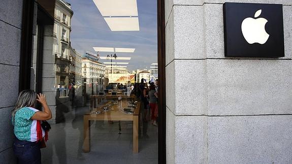 Una curiosa mira ayer al interior de la tienda, donde se refleja el cartel del Tio Pepe 