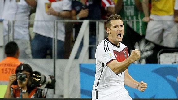 Klose celebra con rabia su gol. 