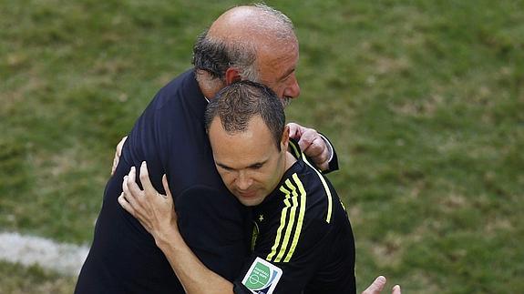 Iniesta se abraza a Del Bosque tras el partido. 