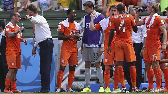 Van Gaal da órdenes a sus jugadores durante el tiempo muerto.