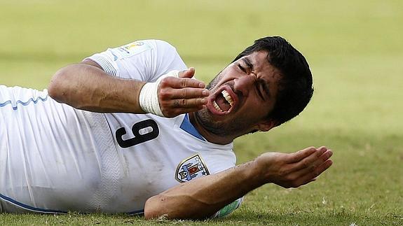 Luis Suárez, después de morder a Chiellini. 