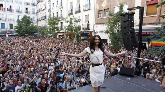 Conchita Wurst, ganadora de la última edición de Eurovisión, en la madrileña plaza de Chueca 