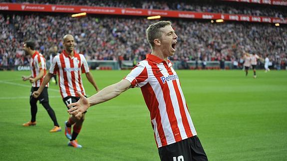 Muniain celebra un gol en San Mamés. 