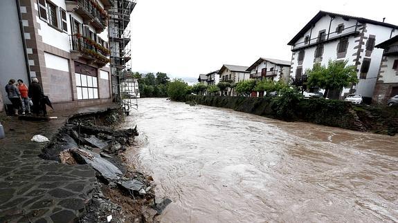 Daños provocados por el desbordamiento del río Baztan. 