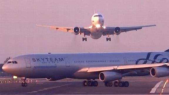 Los dos aviones en El Prat. 