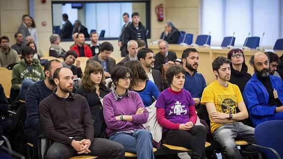 Los acusados por el asedio al Parlament, en el juicio.