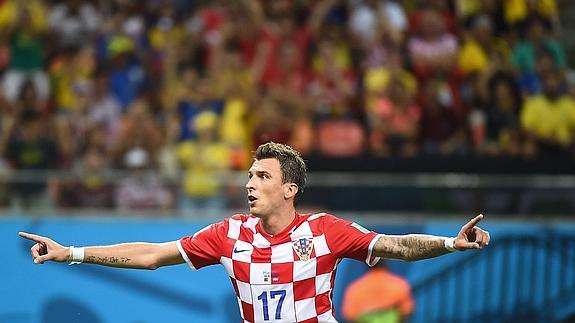 Mandzukic celebra el tanto anotado a Camerún. 