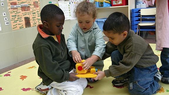 Niños de diferentes nacionalidades juegan en el colegio. 