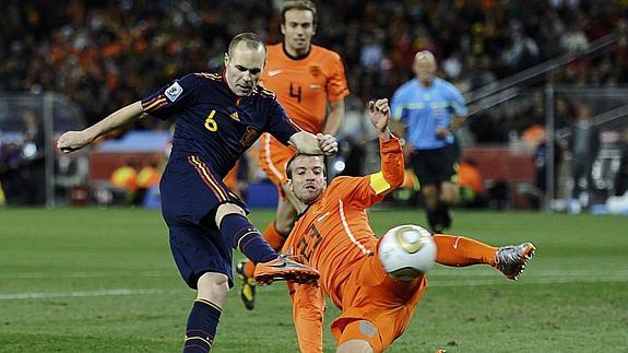 Iniesta golpea el balón ante van der Vaart en la final del Mundial de Sudáfrica. 