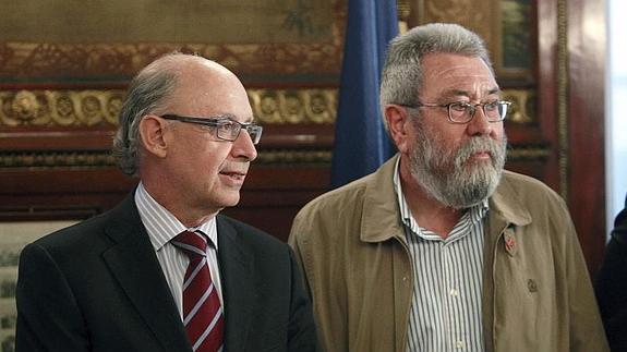 El ministro de Hacienda y Administraciones Públicas, Cristóbal Montoro (i), y el secretario general de UGT, Cándido Méndez (d)