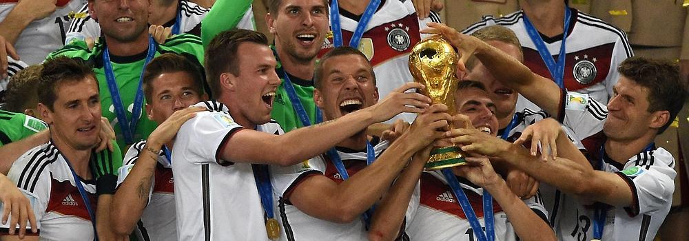 Los futbolistas alemanes celebran el gol de Götze. 