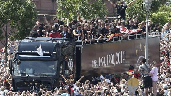 El autobús de la selección alemana recorre las calles de Berlín. 