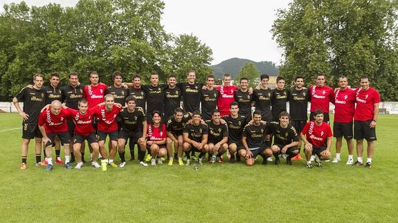 Jugadores y técnicos, durante el primer entrenamiento del Eibar. 