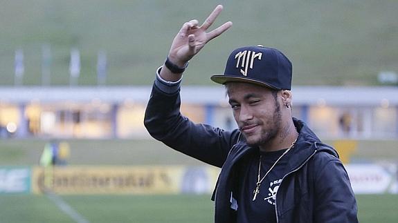 Neymar saluda a la prensa. 