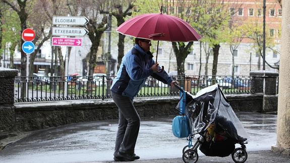 Una abuela lleva el carrito de su nieto en Vizcaya