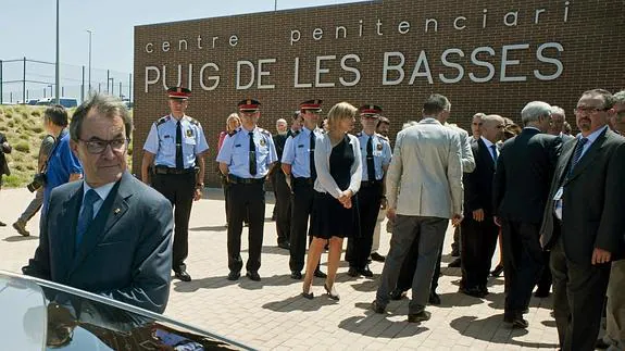 El presidente de la Generalitat durante la inauguración oficial hoy del nuevo centro penitenciario Puig de les Basses. 