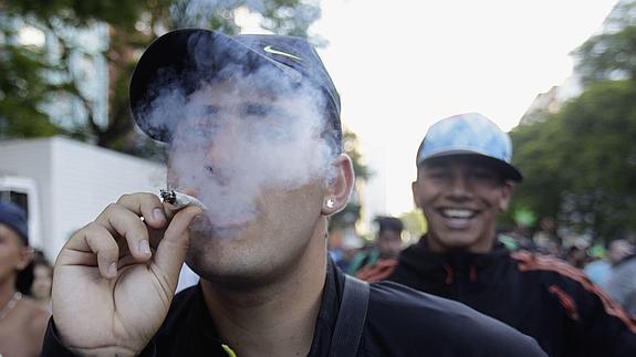 Un joven fuma un porro de mariahuana 