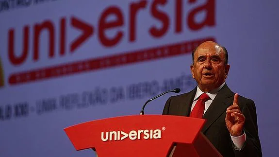 El presidente del Banco Santander, Emilio Botín, habla durante la inauguración del III Encuentro Internacional de Rectores Universia. 