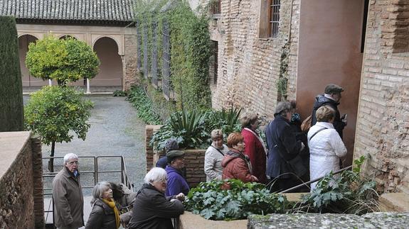 Un grupo de turistas visita la Alhambra de Granada. 