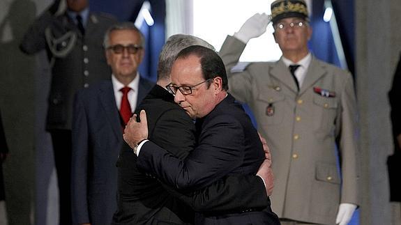 Momento del sentido abrazo de Hollande y Gauck.