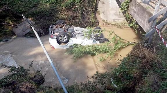 La corriente arrastra un vehículo cerca de Treviso.