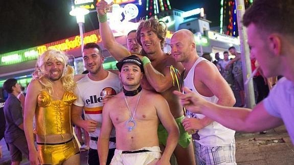 Turistas de fiesta en Magaluf 