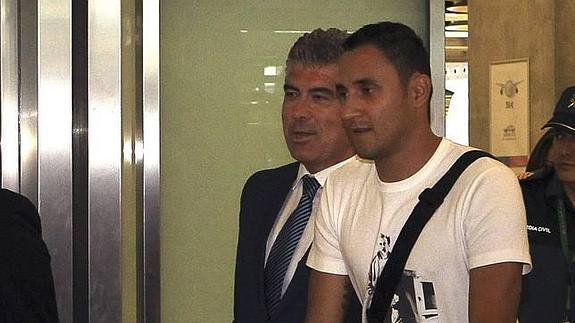 Keylor Navas, a su llegada al aeropuerto de Barajas. 