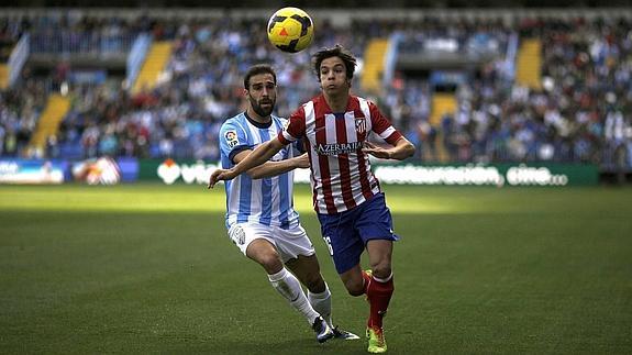 Jesús Gámez (i) trata de arrebatarle el balón a Oliver Torres. 