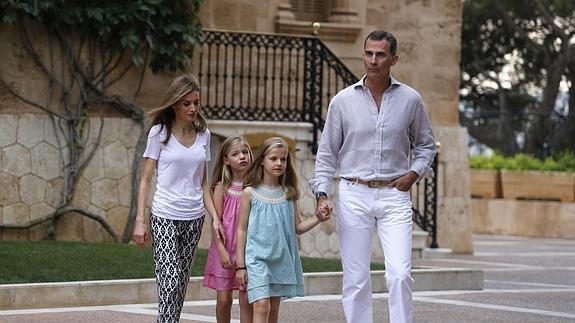 El Rey Felipe VI, la Reina Letizia, la Princesa Leonor y la Infanta Sofía posan para los medios gráficos en el Palacio de Marivent. 