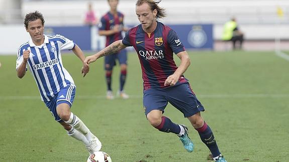 Rakitic conduce el balón. 