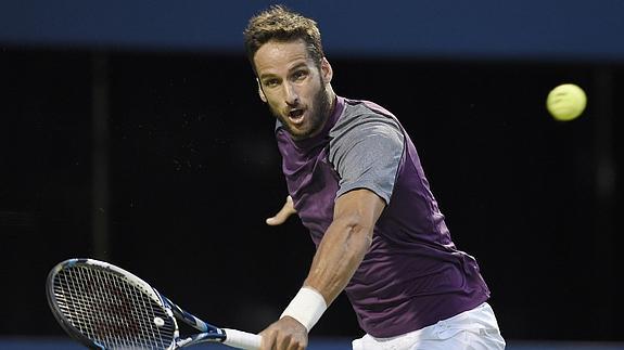 Feliciano devuelve una pelota a Federer.