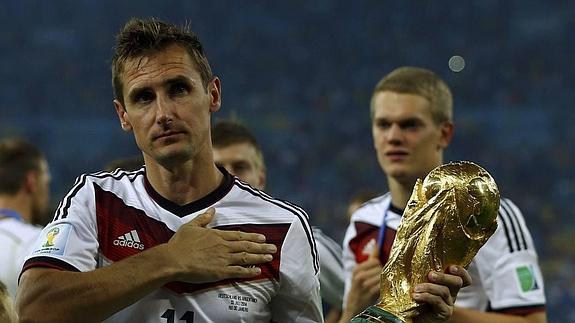 Klose sostiene la Copa del Mundo lograda ante Argentina. 