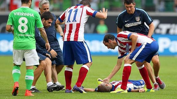 Mario Suárez, tendido en el suelo tras chocar con Ansaldi. 