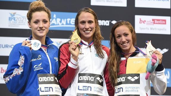 Jessica Vall (d), Rikke Moeller Pedersen (C) y Molly Renshaw lucen sus medallas. 