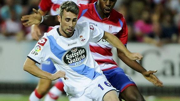 Correia intenta proteger el balón.