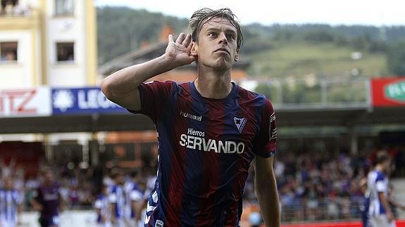 Javi Lara celebra el gol marcado ante la Real Sociedad. 