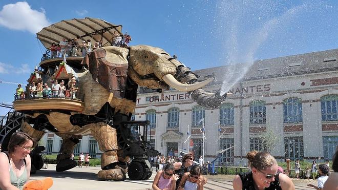 El gran elefante, una obra de la isla de las máquinas, pasea por las calles de Nantes.
