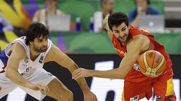 Ricky Rubio pelea un balón con Teodosic. 