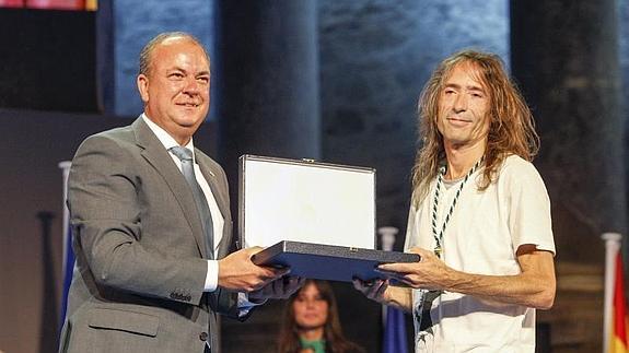 Monago entre la medalla de Extremadura al rockero Robe Iniesta 