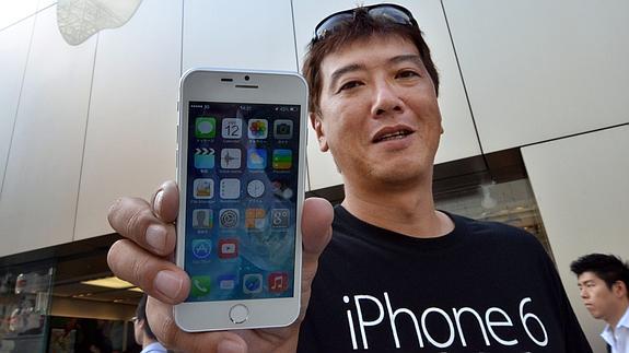 Un fan de Apple sostiene el nuevo terminal.