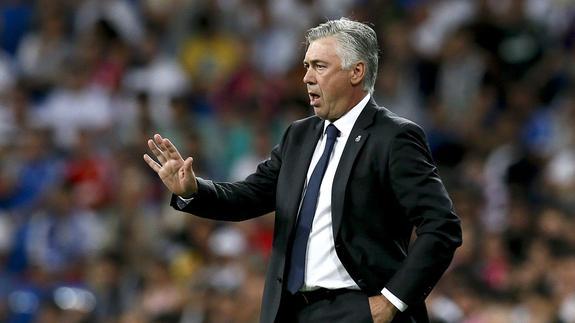 Ancelotti da instrucciones durante el partido. 