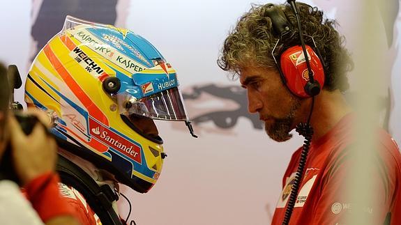 Alonso, en el garaje de Ferrari en Singapur. 