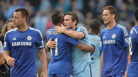 Lampard se abraza con Drogba al término del encuentro que le enfrentó al Chelsea 