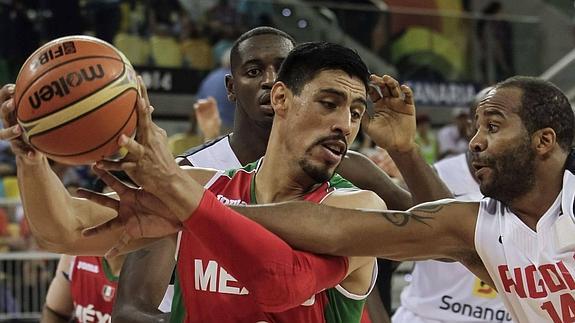 Ayón, con el balón, presionado por jugadores angoleños durante el reciente Mundial. 