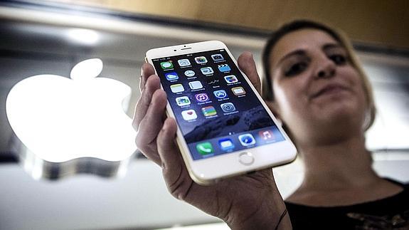 Una joven muestra su nuevo iPhone 6.