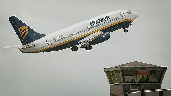 Un avión despega de Luton.