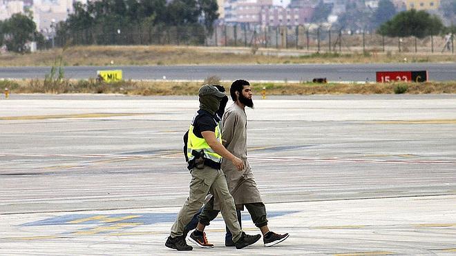 Dos agentes acompañan el presunto yihadista detenido en Melilla 