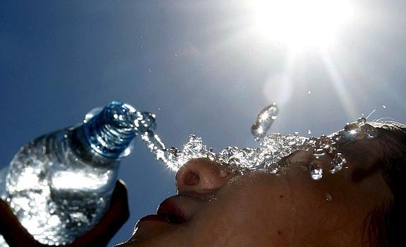 Una joven se refresca para combatir el calor. 